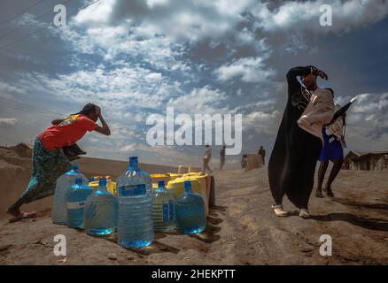 Nairobi, Kenia. 11th Januar 2022. Frauen achten während des Wassermangels auf ihre Wasserkanister.die meisten Bewohner von Nairobi erleben weiterhin den täglichen Mangel und Mangel an Wasser. In den Slums von Kibera haben die Nairobi Metropolitan Services (N.M.S) die Verantwortung übernommen, den meisten Bewohnern in einigen armen Gemeinden den Zugang zu kostenlosen und häufigen Trinkwasserdiensten zu ermöglichen. Kredit: SOPA Images Limited/Alamy Live Nachrichten Stockfoto