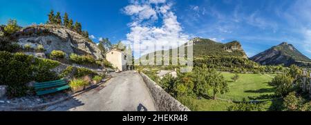 Malerische Berge vom Dorf Prad in den Alpen, Frankreich gesehen Stockfoto