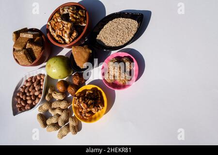 Makar sankranti Festival Traditionen des Servierens und Essens Peanut Chikki, Sesam laddu, til ladoo, indischer grüner Apfel ber, Bora, Erdnüsse. Und Stockfoto