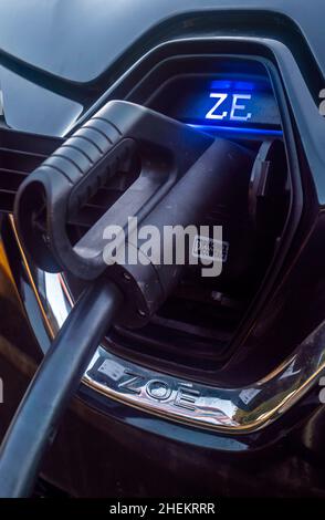 Renault Zoe lädt Elektroautos mit einem 50kw CCS-Ladegerät. Stockfoto