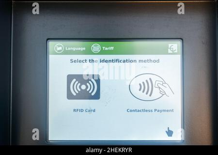 Touchescreen RFID und kontaktloses Bezahlen für das Aufladen von Elektroautos an der Osprey Charge Point. Stockfoto