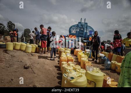 Nairobi, Kenia. 11th Januar 2022. Während der Wasserknappheit sahen die Anwohner, wie sie ihre Wasserkanister füllten.die meisten Bewohner Nairobis erleben weiterhin den täglichen Mangel und den Mangel an Wasser. In den Slums von Kibera haben die Nairobi Metropolitan Services (N.M.S) die Verantwortung übernommen, den meisten Bewohnern in einigen armen Gemeinden den Zugang zu kostenlosen und häufigen Trinkwasserdiensten zu ermöglichen. (Foto von Donwilson Odhiambo/SOPA Images/Sipa USA) Quelle: SIPA USA/Alamy Live News Stockfoto