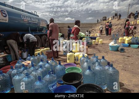 Nairobi, Kenia. 11th Januar 2022. Während der Wasserknappheit sahen die Anwohner, wie sie ihre Wasserkanister füllten.die meisten Bewohner Nairobis erleben weiterhin den täglichen Mangel und den Mangel an Wasser. In den Slums von Kibera haben die Nairobi Metropolitan Services (N.M.S) die Verantwortung übernommen, den meisten Bewohnern in einigen armen Gemeinden den Zugang zu kostenlosen und häufigen Trinkwasserdiensten zu ermöglichen. (Foto von Donwilson Odhiambo/SOPA Images/Sipa USA) Quelle: SIPA USA/Alamy Live News Stockfoto