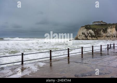 Dramatic Sea Freshwater Bay bei stürmischem Wetter im Winter 2022, Freshwater, Isle of Wight, Hampshire, England, VEREINIGTES KÖNIGREICH Stockfoto