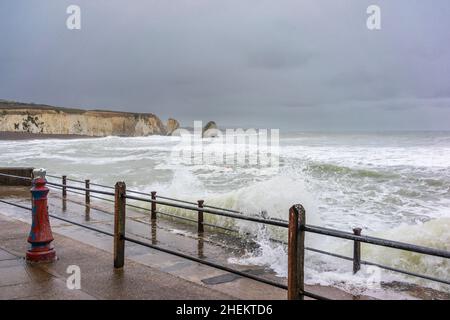 Dramatisches Meer an der Freshwater Bay bei stürmischem Wetter im Winter 2022, Freshwater, Isle of Wight, Hampshire, England, VEREINIGTES KÖNIGREICH Stockfoto