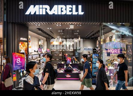 Hongkong, China. 10th Januar 2022. Shopper kommen an der Modeschuhkette Mirabell in Hongkong vorbei. (Foto von Budrul Chukrut/SOPA Images/Sipa USA) Quelle: SIPA USA/Alamy Live News Stockfoto