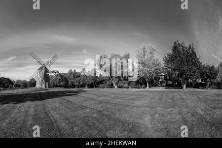 Typisches klassisches Vintage-Haus in East Hampton mit alter Hakenmühle Stockfoto