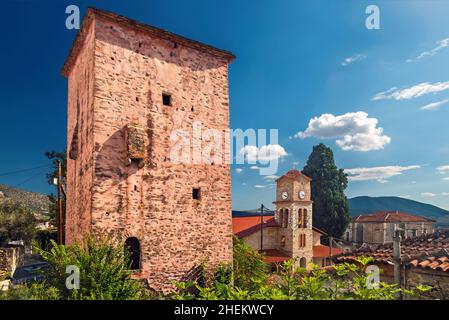 Der imposante Turm von Mamtzios ("Turmhaus") im Dorf Tsaritsani, Gemeinde Elassona, Larissa, Thessalien, Griechenland. Stockfoto