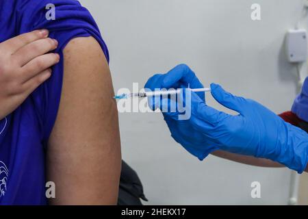 London, Großbritannien. 11th Januar 2022. Eine Gesundheitsarbeiterin verabreicht einer Frau an einer Impfstelle den Auffrischungsimpfstoff Moderna Covid-19. (Bild: © Dinendra Haria/SOPA Images via ZUMA Press Wire) Stockfoto