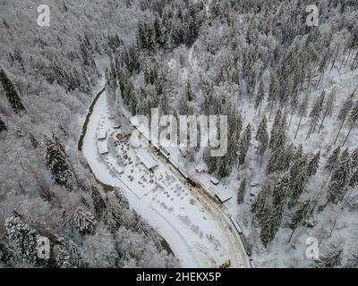 Blick von oben auf einen touristischen Bahnhof im Landkreis Maramures, Rumänien, Aufnahme aus einer hohen Höhe in der Wintersaison. Stockfoto
