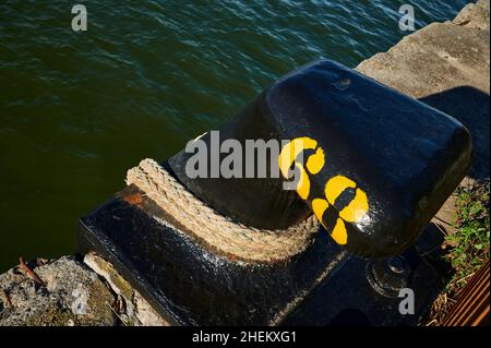 Nahansicht des Anlegepollards mit Seil und Nummer achtundsechzig Stockfoto