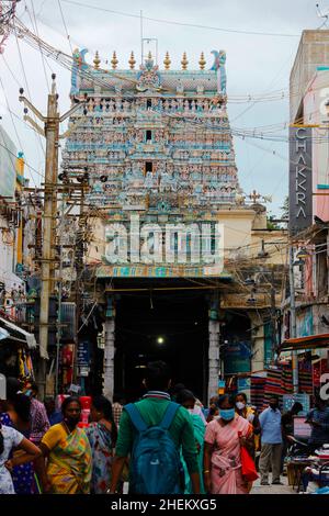 Blick auf die Straße auf den Madurai Meenakshi Amman Tempel in Tamilnadu Stockfoto