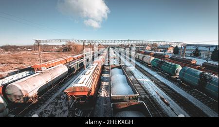 Güterzüge aus einer Höhe auf dem Rangierbahnhof. Lieferung von Waren per Güterzug. Eisenbahnwaggons am Bahnhof Stockfoto