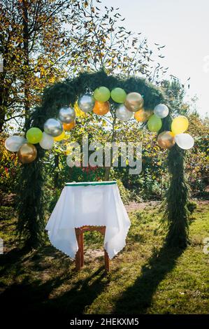 Hochzeitsbogen aus bunten aufblasbaren Luftballons. Feier einer Kinderparty. Bogen mit Luftballons gemacht Stockfoto