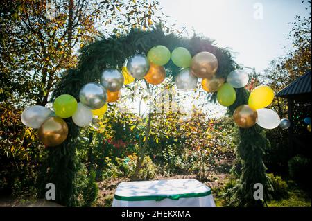 Hochzeitsbogen aus bunten aufblasbaren Luftballons. Feier einer Kinderparty. Bogen mit Luftballons gemacht Stockfoto