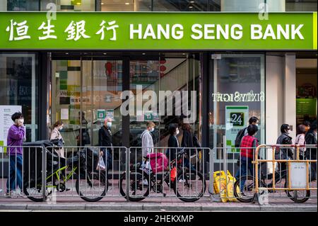 Hongkong, China. 10th Januar 2022. Fußgänger laufen an der Hang Seng Bank Filiale in Hongkong vorbei. (Foto von Budrul Chukrut/SOPA Images/Sipa USA) Quelle: SIPA USA/Alamy Live News Stockfoto