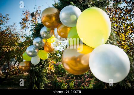 Hochzeitsbogen aus bunten aufblasbaren Luftballons. Feier einer Kinderparty. Bogen mit Luftballons gemacht Stockfoto