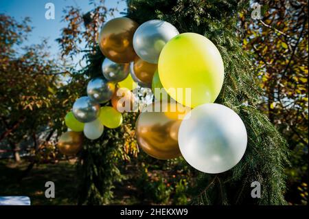 Hochzeitsbogen aus bunten aufblasbaren Luftballons. Feier einer Kinderparty. Bogen mit Luftballons gemacht Stockfoto