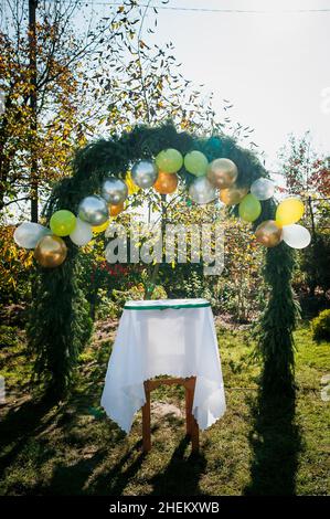 Hochzeitsbogen aus bunten aufblasbaren Luftballons. Feier einer Kinderparty. Bogen mit Luftballons gemacht Stockfoto