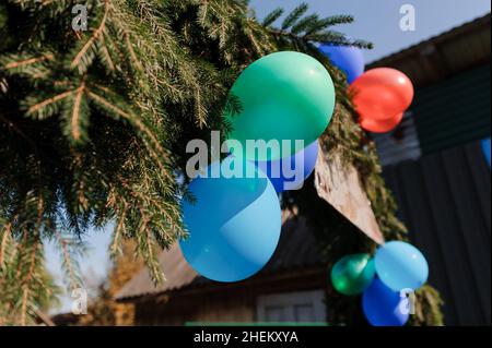 Hochzeitsbogen aus bunten aufblasbaren Luftballons. Feier einer Kinderparty. Bogen mit Luftballons gemacht Stockfoto