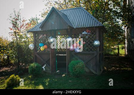 Hochzeitsbogen aus bunten aufblasbaren Luftballons. Feier einer Kinderparty. Bogen mit Luftballons gemacht Stockfoto