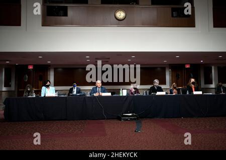 Dr. Rochelle Walensky, Direktorin der Zentren für Krankheitskontrolle und Prävention, Dr. Anthony Fauci, Chief Medical Advisor des Weißen Hauses und Direktor der NIAID, Dr. Janet Woodcock, kommissarischer kommissar der Food and Drug Administration, Und Dawn O'Connell, stellvertretende Sekretärin für Bereitschaftsplanung und Reaktion beim US-Gesundheitsministerium, werden während eines Senats für Gesundheit, Bildung, Arbeit, Und Anhörung des Pensionsausschusses, um die Reaktion des Bundes auf COVID-19 und neue aufkommende Varianten am Dienstag, den 11. Januar 2022, auf dem Capitol Hill in Washington, DC zu untersuchen (Foto von Greg Nash/ Stockfoto