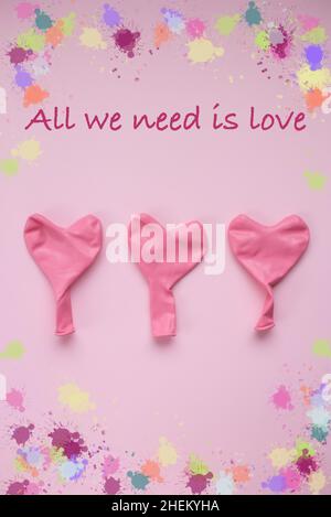 Alles, was wir brauchen, ist Liebe abstrakt mit Ballons und bunten Hintergrund Stockfoto