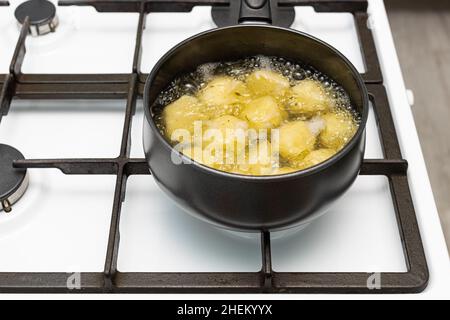 Ganze gekochte Kartoffeln in einem Topf auf dem Herd. Hochwertige Fotos Stockfoto