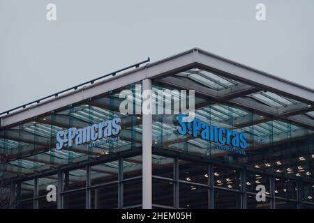 London, Großbritannien - 01. Januar 2022: Namensschilder auf dem Gebäude von St. Pancras International, einem der größten Bahnhöfe in London und Heimat der EU Stockfoto