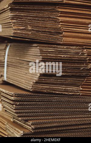 Wellpappe zum Verpacken, Stapel Wellpappenblätter im Lager Stockfoto