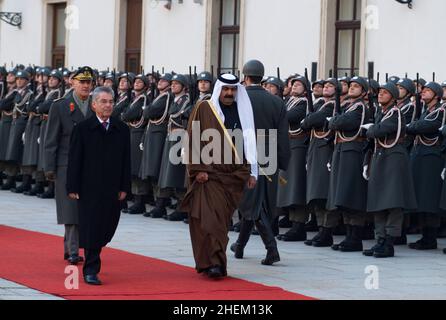 Wien, Österreich. 31. Dezember 2010. Staatsbesuch des Emir von Katar in der Wiener Hofburg. Bild zeigt den Emir von Katar, Scheich Hamad bin Khalifa al-Thani (R) und den Bundespräsidenten Österreichs Heinz Fischer (L) Stockfoto