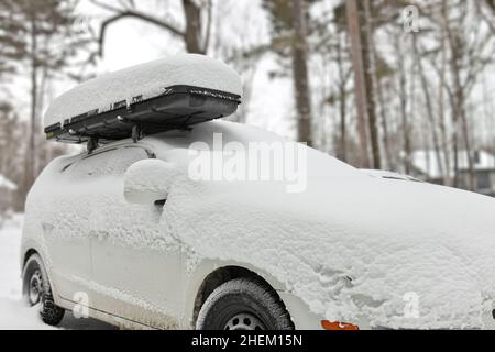 Auto bedeckt mit tiefem Schnee Stockfoto