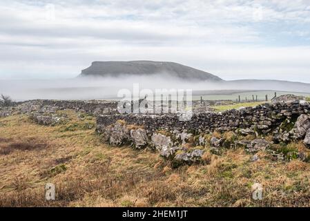 Niedrig liegender Nebel unter dem Gipfel von Pen-y-Ghent, einem der drei Gipfel in North Yorkshire Stockfoto