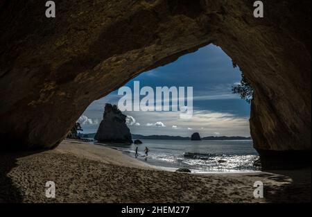 Blick von der Höhle am Cathedral Cove Beach, coromandel, Neuseeland Stockfoto