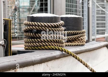 Schiffe Seil oder Seil gebunden an einen Liegeplatz Poller. Stockfoto