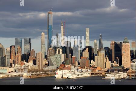 Das Hospitalschiff USNS COMFORT dockte am Pier 90, Manhattan West Side, New York, NY, mit Blick über den Hudson River von Weehaw, NJ Stockfoto