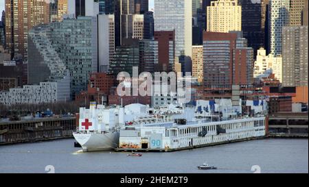 Das Krankenhausschiff USNS COMFORT dockte an Pier 90, Manhattan West Side, in New York, NY, USA, an Blick über den Hudson River von Weehawken, NJ, Stockfoto