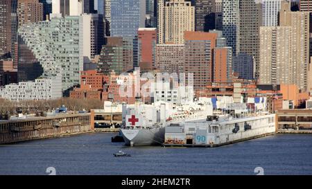 Das Krankenhausschiff USNS COMFORT dockte an Pier 90, Manhattan West Side, in New York, NY, USA, an Blick über den Hudson River von Weehawken, NJ, Stockfoto