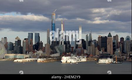Manhattan West Side Waterfront, Krankenhausschiff USNS COMFORT dockte am Pier 90 an, Blick über den Hudson River, New York, NY, USA Stockfoto