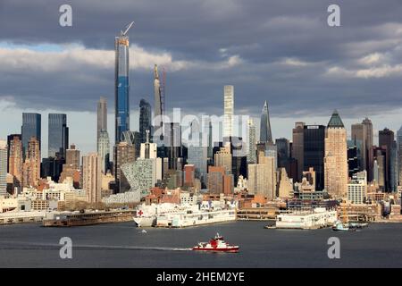 Das Hospitalschiff USNS COMFORT dockte am Pier 90, Manhattan West Side, New York, NY, mit Blick über den Hudson River von Weehaw, NJ Stockfoto
