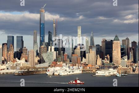 Manhattan West Side Waterfront, Krankenhausschiff USNS COMFORT dockte am Pier 90 an, Blick über den Hudson River, New York, NY, USA Stockfoto