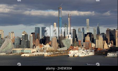 Manhattan West Side Waterfront, Krankenhausschiff USNS COMFORT dockte am Pier 90 an, Blick über den Hudson River, New York, NY, USA Stockfoto