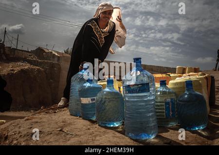 Nairobi, Kenia. 11th Januar 2022. Eine Frau kümmert sich um ihre Wasserjerrykane während eines kostenlosen kommunalen Wasserdienstes der Nairobi Metropolitan Services (N.M.S) in den Slums von Kibera, Nairobi. Die meisten Einwohner von Nairobi erleben weiterhin den täglichen Mangel und den Mangel an Wasser. N.M.S hat die Verantwortung übernommen, den meisten Bewohnern in einigen armen Gemeinden den Zugang zu kostenlosen und häufigen Trinkwasserdiensten zu ermöglichen. (Bild: © Donwilson Odhiambo/ZUMA Press Wire) Stockfoto