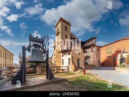 BH, Cuneo, Piemont, Italien - 28. Oktober 2021: PalazzoTraversa, der Hof mit der Glocke, Museum für Archäologie, Kunstgeschichte Stockfoto