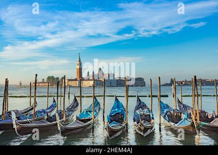 Leere Gondeln am Markusplatz am frühen Morgen, Venedig, Italien Stockfoto