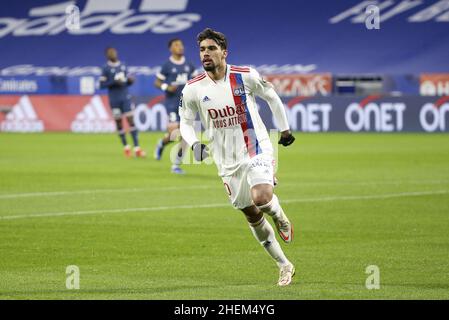 Lucas Paqueta aus Lyon feiert sein Tor während des Fußballspiels der französischen Ligue 1 zwischen Olympique Lyonnais (Lyon) und Paris Saint-Germain am 9. Januar 2022 im Groupama-Stadion in Decines-Charpieu bei Lyon, Frankreich - Foto: Jean Catuffe/DPPI/LiveMedia Stockfoto