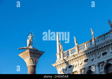 Skulptur des Heiligen Teodors - der erste Schutzpatron Venedigs, der auf einem Drachen steht, der von ihm gewonnen wurde. Es wird an der Säulenspitze auf dem Piazza San Marco, Venedig, I errichtet Stockfoto