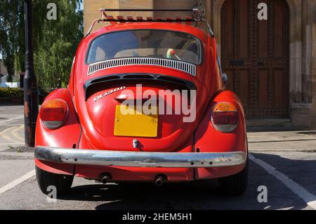 Original roter VW Käfer Rückansicht mit leerem gelbem Nummernschild. Stockfoto