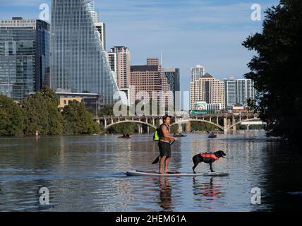 Austin Texas USA, 17. Oktober 2021: Blick auf die Kajakfahrer vom Lou Neff Point aus mit Blick nach Nordosten auf die Skyline von Austin mit dem neuen markanten Google-Gebäude (sieht aus wie ein Segel), das die Skyline dominiert. ©Bob Daemmrich Stockfoto