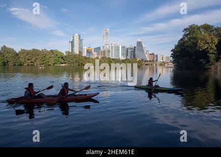 Austin Texas USA, 17. Oktober 2021: Blick auf die Kajakfahrer vom Lou Neff Point aus mit Blick nach Nordosten auf die Skyline von Austin mit dem neuen markanten Google-Gebäude (sieht aus wie ein Segel), das die Skyline dominiert. ©Bob Daemmrich Stockfoto